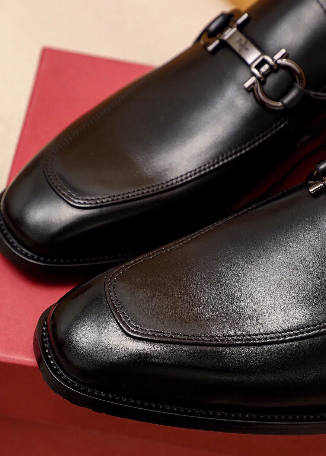 Men's shoes 💰460 💐 Product trademark: Ferragamo "Ferragamo" casual leather shoes Regular size: 38-44 (custom-made at 45.46.47🉑️) Product materials: Selected imported first-layer calfskin upper + original hardware buckle, imported water-dyed cow leather lining. Strong three-dimensional visual effect, combined outsole Color: 2⃣️colors available